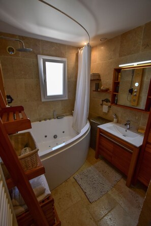 Dusche, Whirlpool, Haartrockner, Handtücher