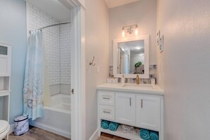 Combined shower/tub, hair dryer, towels - Dive In and Unwind: Pet-Friendly Living with Community Pools and Hot Tubs. (Port Aransas)