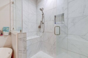 Combined shower/tub, hair dryer, towels