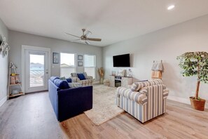Smart TV, fireplace