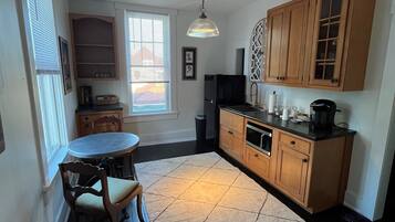 Réfrigérateur, micro-ondes, cafetière/bouilloire, grille-pain