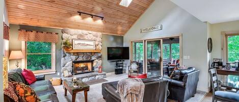 TV connectée, cheminée, baby-foot