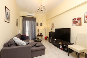 Departamento urbano | Área de sala de estar | Televisión LCD de 45 pulgadas con canales por cable 