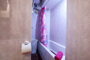 Apartamento urbano | Banheiro | Chuveiro, secador de cabelo, toalhas de banho, sabonete