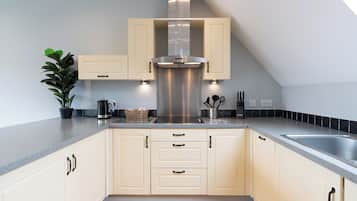 City Apartment, 2 Bedrooms | Private kitchen | Fridge, microwave, oven, stovetop