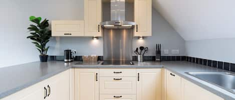 Appartement Ville, 2 chambres | Cuisine privée | Réfrigérateur, micro-ondes, four, plaque de cuisson