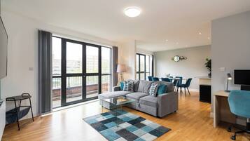 Apartamento urbano, 2 quartos | Roupas de cama premium, individualmente decorados