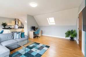 Apartament urbà, 2 dormitoris | Sala d'estar | Televisor intel·ligent de 55 polzades amb canals digitals
