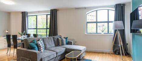 Leilighet – business, 2 soverom | Oppholdsområde | En 55-tommers smart-TV med digitale kanaler