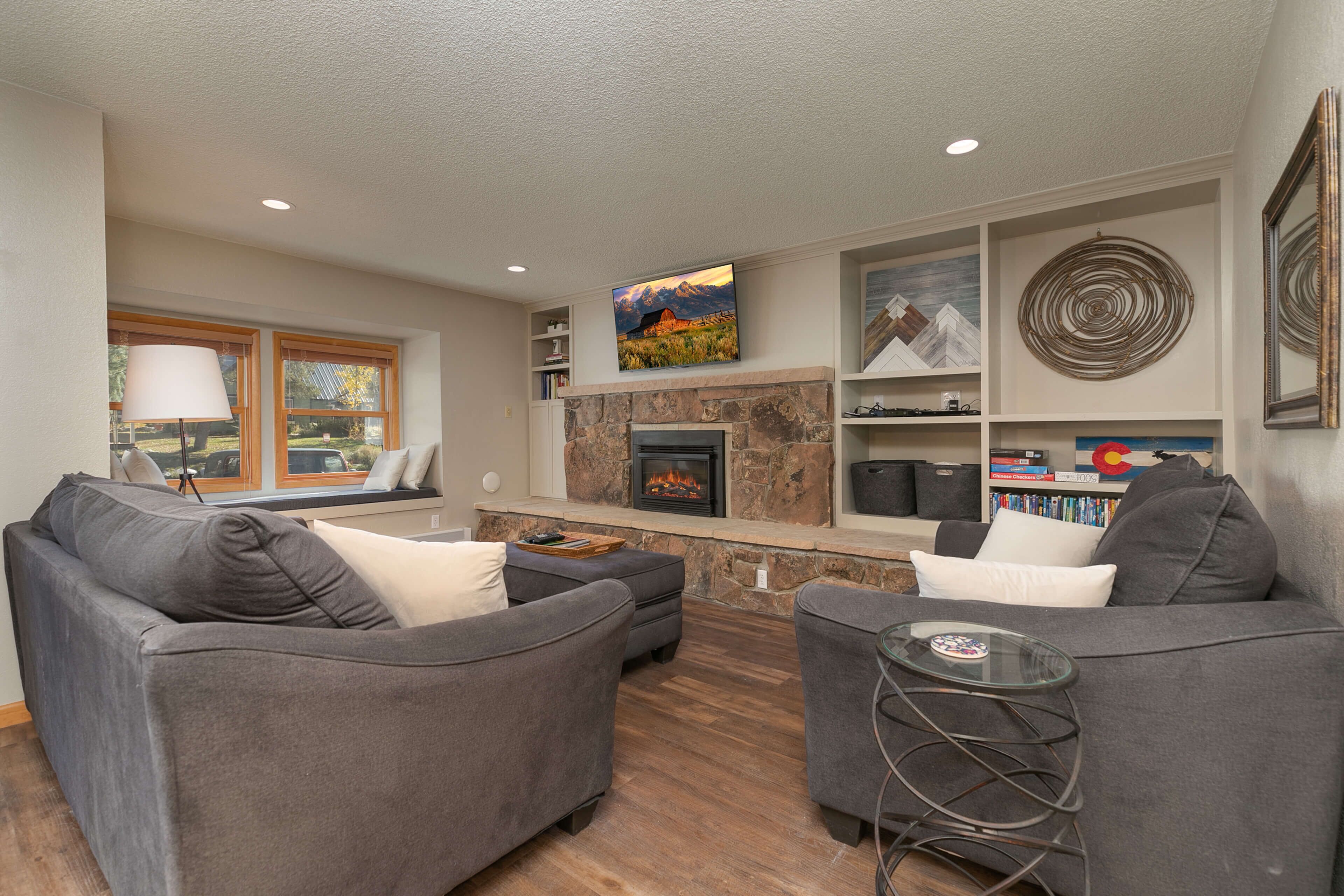 TV, fireplace