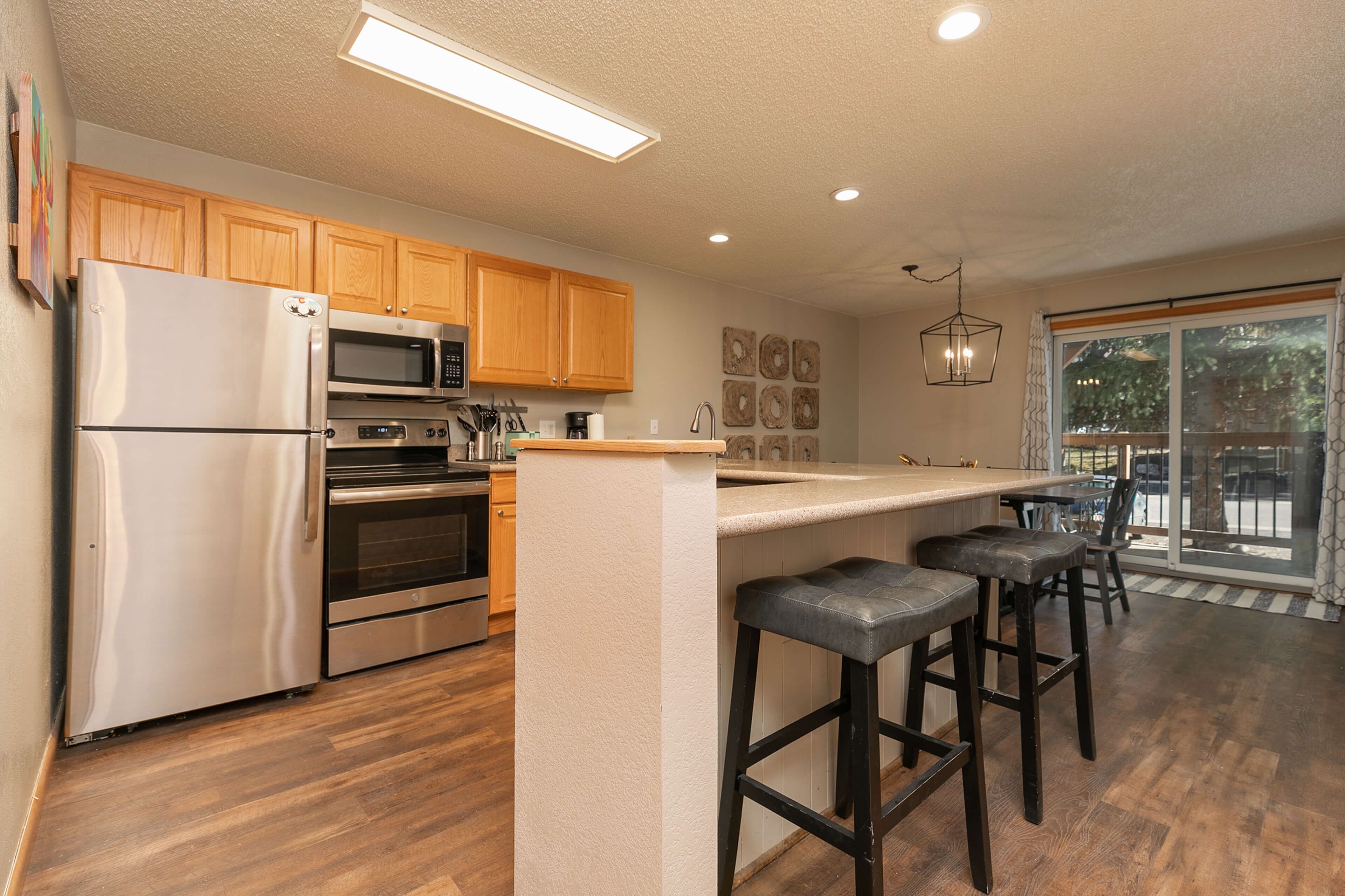 Coffee/tea maker, fridge, microwave, stovetop