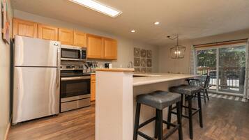 Coffee/tea maker, fridge, microwave, stovetop