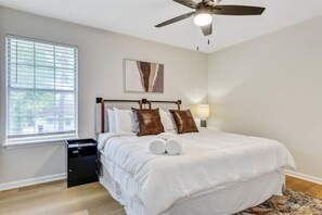 2 makuuhuonetta, silitysrauta/-lauta, vauvan matkasänky, ilmainen Wi-Fi