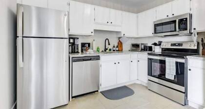 The Ember- 2 story townhome minutes to the airport and downtown