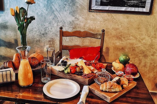 Tägliches inbegriffenes kontinentales Frühstück