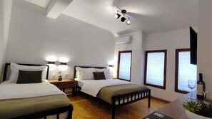 Habitación doble | Ropa de cama de alta calidad, minibar, caja fuerte