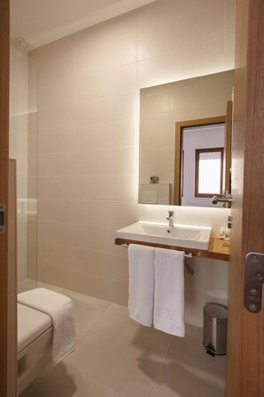 Deluxe-Doppelzimmer | Badezimmer | Dusche, kostenlose Toilettenartikel, Haartrockner, Hausschuhe