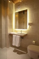 Ducha, artículos de tocador gratuitos, secador de pelo, pantuflas