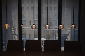 Apartment, 5 Schlafzimmer, Balkon | Essbereich im Zimmer