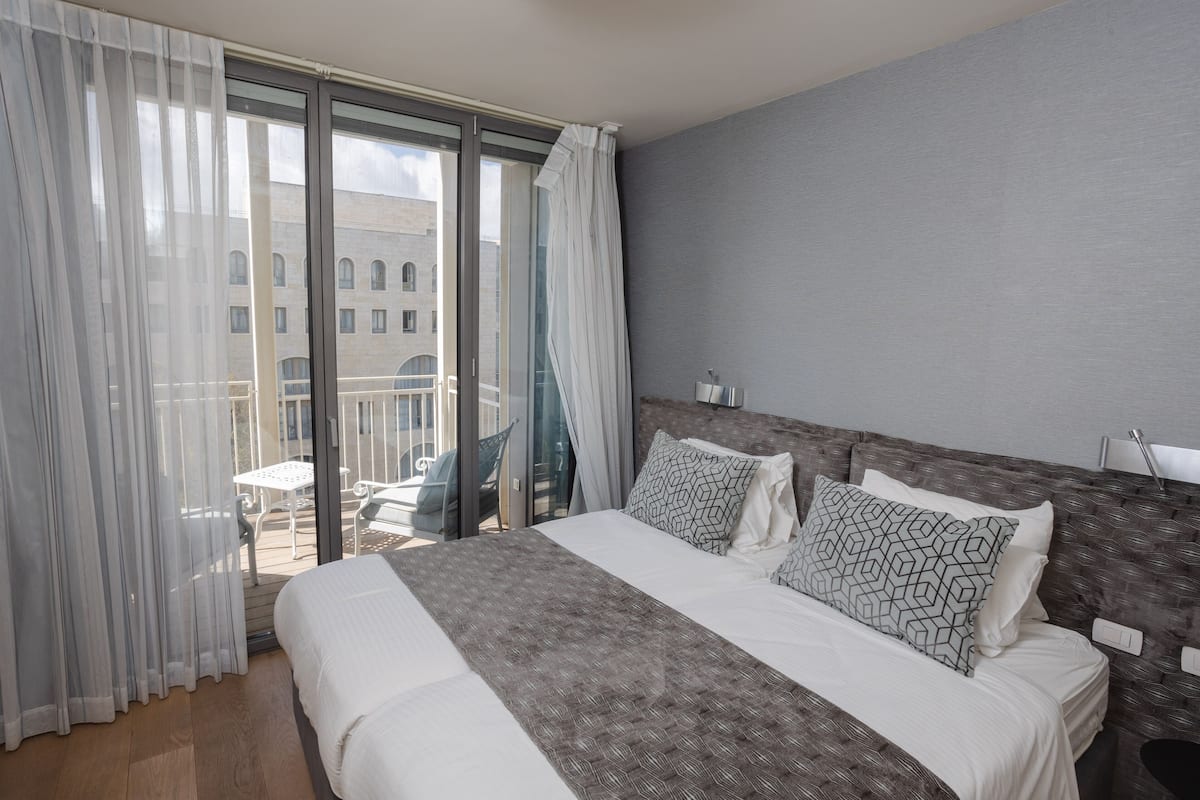 Apartment, 3 Bedrooms, Balcony | Desk, WiFi (free), bed sheets