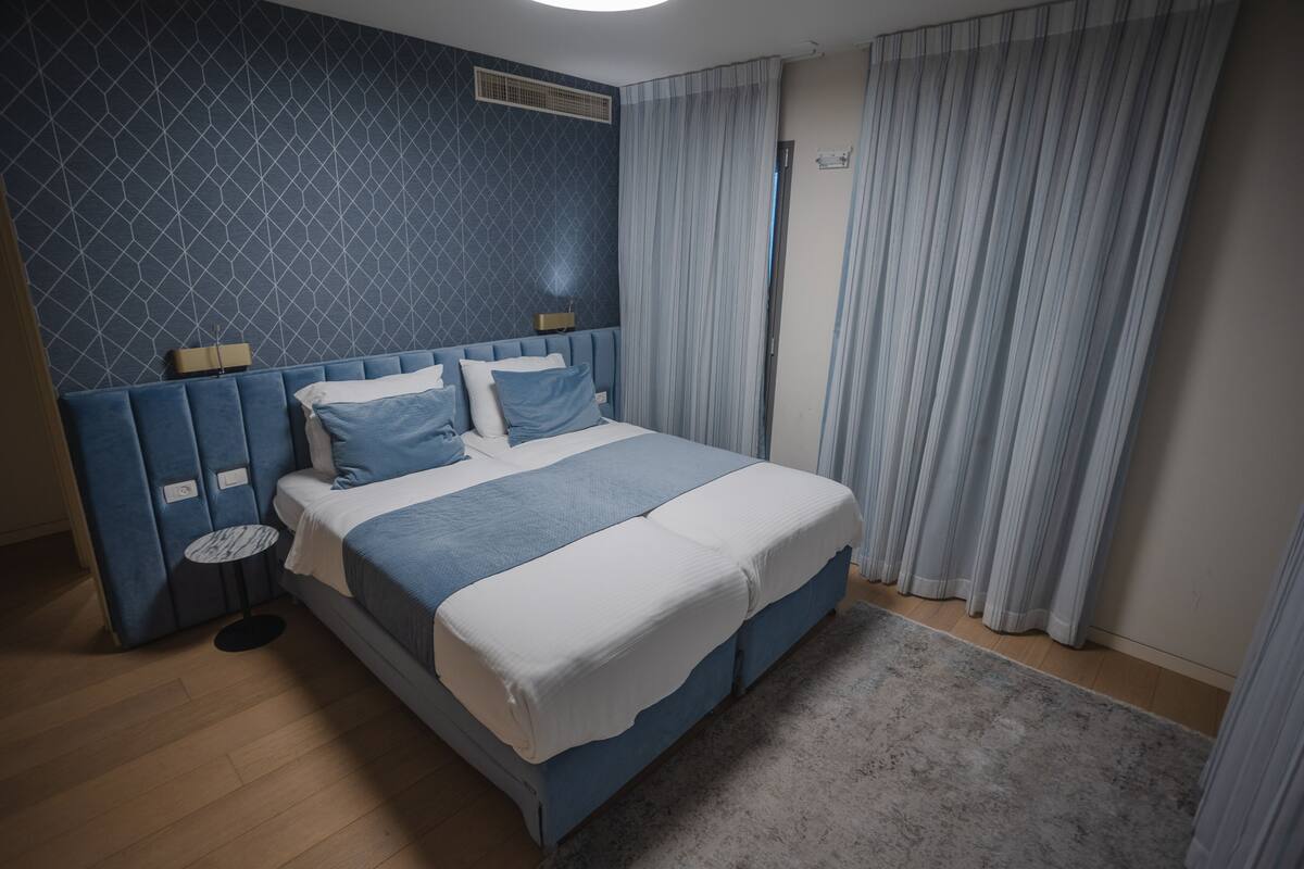 Apartment, 3 Bedrooms, Ground Floor | Desk, WiFi (free), bed sheets