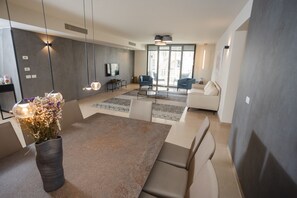 Luxury-Apartment, 3 Schlafzimmer | Schreibtisch, kostenloses WLAN, Bettwäsche