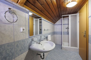 Quarto casal ou duplo standard | Banheiro | Chuveiro, toalhas de banho