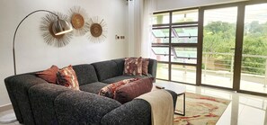 Familieleilighet | 3 soverom, individuelt innredet og skrivebord for bærbar PC