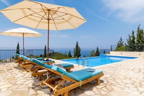 Pool - Sapphire Blue Villa (Agios Nikitas-Kalamitsi Kalamitsi,)