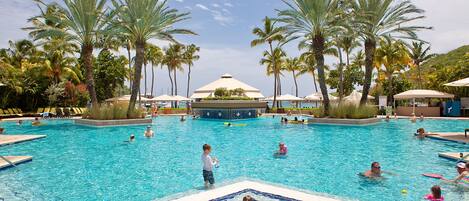 Una piscina al aire libre, una piscina climatizada