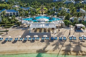 Una piscina al aire libre, una piscina climatizada