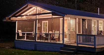 Location⭐️⭐️Lake Access, Sebago Cove, Screen Porch, Fire Pit, Downtown 2.7miles!