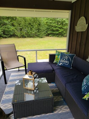 Smart-TV, peis, bøker og stereoanlegg