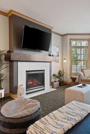 Smart TV, fireplace