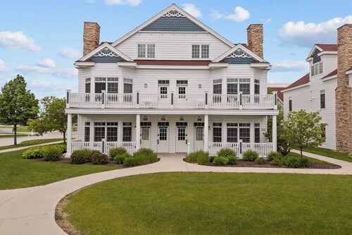 Lovely Lake Lookout - Cozy 2BR Condo Steps from Lake Michigan