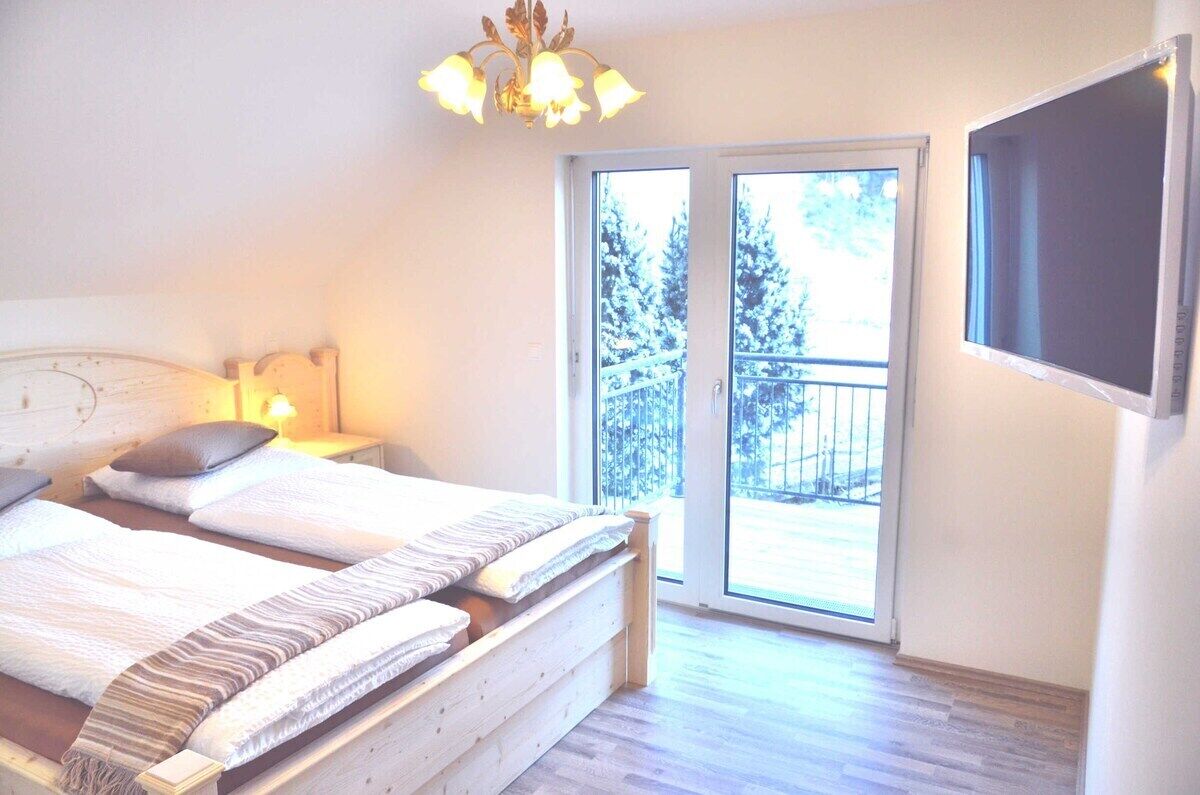 5 bedrooms, desk, iron/ironing board, free WiFi