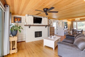 TV, books - Riverfront New Hampshire Cottage w/ Boat Dock (Manchester)