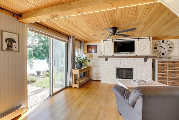 TV, books - Riverfront New Hampshire Cottage w/ Boat Dock (Manchester)