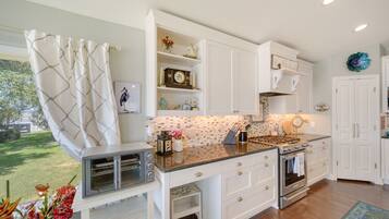 Rumah (3 Bedrooms) | Dapur pribadi | Kursi makan untuk bayi dan tisu