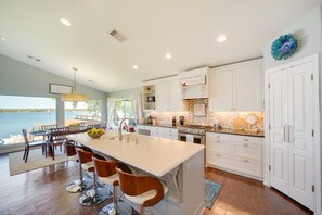 House (3 Bedrooms) | Private kitchen | Highchair, paper towels