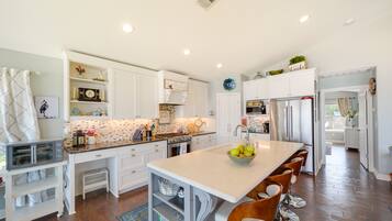House (3 Bedrooms) | Private kitchen | High chair, paper towels