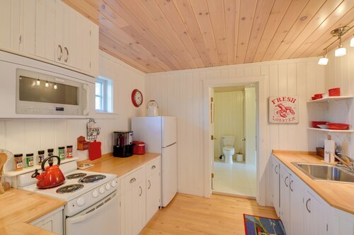 Beachfront Brooklin Studio With Private Balcony!