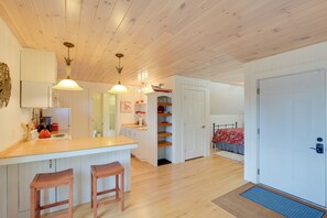 Apartment (0 Bedroom) | Interior - Beachfront Brooklin Studio With Private Balcony! (Brooklin)