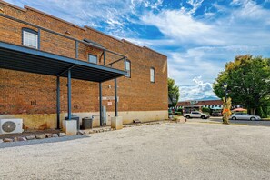 Interior - Modern Franklin Studio: Prime Downtown Location! (Franklin)