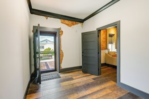 Interior - Modern Franklin Studio: Prime Downtown Location! (Franklin)