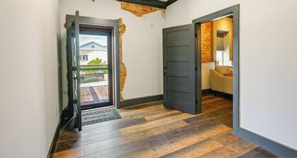 Modern Franklin Studio: Prime Downtown Location!