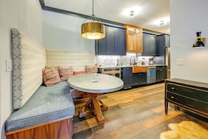 Apartment (0 Bedroom) | Interior - Modern Franklin Studio: Prime Downtown Location! (Franklin)