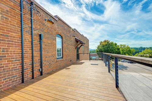 Modern Franklin Studio: Prime Downtown Location!