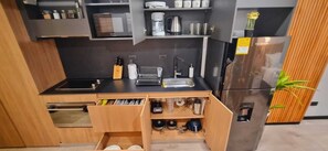 Refrigerador, microondas, horno y parrilla de estufa 