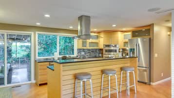 House (3 Bedrooms) | Private kitchen | Microwave, oven, stovetop, dishwasher